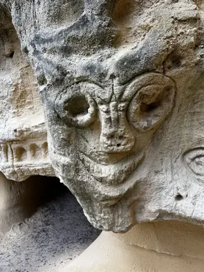 particolare esterno grotte gialle