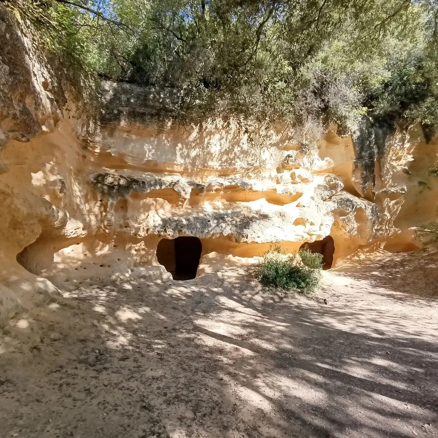 Esterno grotte gialle